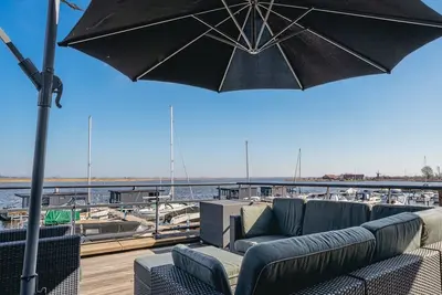 Image de Appartement moderne avec vue dégagée sur l'eau