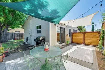 Image de < 1 Mi to Oakland A's Park: West Sacramento Home