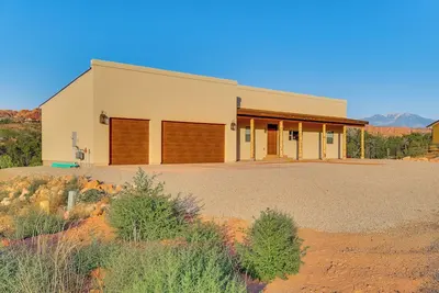 5 Mi to Arches Np: Canyon-View Hideaway w/ Deck!