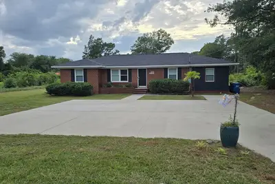 Image de Beside Uncw- 4-bedroom, 2 full bath house- minutes from Wrightsville Beach! !