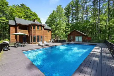 Image de Poolside Luxe at Long Pond