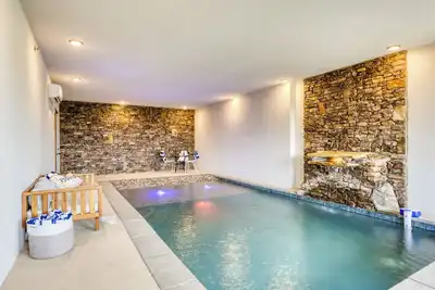 Image de Sleeps 28, 2 Homes | Indoor Pool + Hot Tub + Movie Theater & Game Room