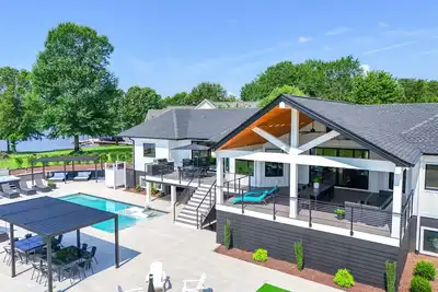 Image de Modern Lake Anna Retreat Perfect for Families, Pool, Private Beach, Sleeps 16+