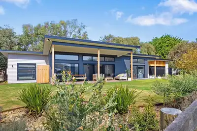 Image de Allgood House – A modern family beach home that’s dog-friendly inside and out.
