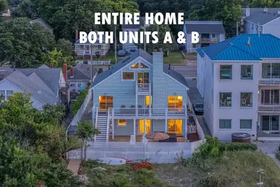 Image de On Beach 5bd+7ba: Sauna|HotTub|Billards|FencedDeck