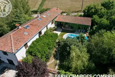 Image de Domaine de Campagne : Charme Authentique avec Piscine et Spa
