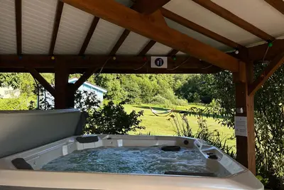 Image de Maison spacieuse avec spa, ping-pong et baby-foot, idéale pour détente en famille