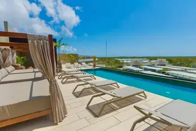 Image de Welcome to your relaxing haven in the heart of Tuk Tierra! This stylish one-bedroom apartment is designed for comfort and adventure. Inside, you’ll find a beautifully appointed bedroom plus a pull-out couch, sleeping up to 4 guests
