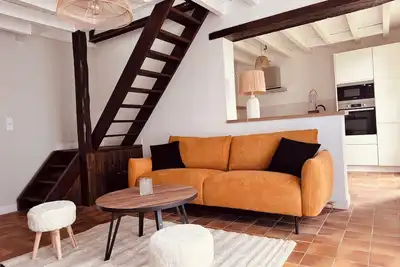 Image de Maison lumineuse avec jardin, proche circuit et commerce.