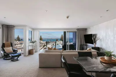 Image de 5th Floor Mount Retreat Space, Style & Sea Views