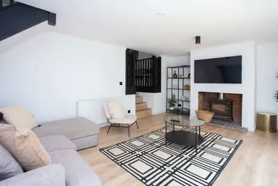Image de 3 Bed - Parking with Garden 10mins to Airport