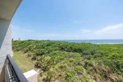 Image de Charming 3-bedroom oceanfront condo in beautiful Crescent beach- New Rental!