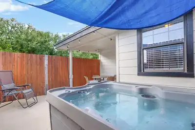 Image de Hot Tub Stay | Stylish Country-Themed Getaway