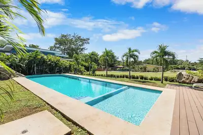 Image de Modern Home with Lush Mountain Views and Spectacular Shaded Terrace in Private G
