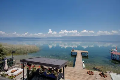 Image de Romantic lakeside villa with a private beach!