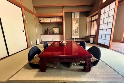 Image de Fukuoka Airport and Hakata Station are both within 5 minutes! A samurai family's mansion elegantly set on a 300 tsubo (1, 860 m2) site. Easy access to Fukuoka's tourist attractions, spacious enough to accommodate 10 or more people, and pets are allowed.