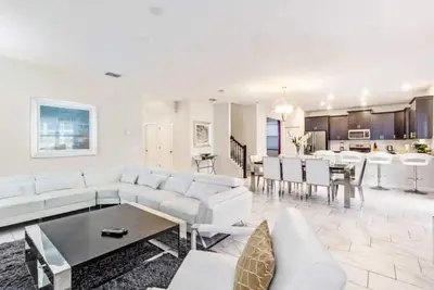 Image de Beautiful 6 Bed Pool Home with Game Room-9034sd