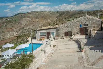 Image de 5 independent apartments with swimming pool and panoramic views 5 minutes from the center