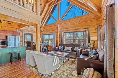 Image de Honey Bear Hideaway | Hot Tub, Views, Game Room