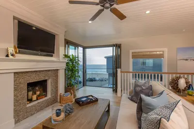 Image de Luxury Manhattan Beach Home Steps from the Sand + Rooftop Deck