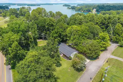 Image de 3-bedroom 2 bath home located minutes from Keowee Mariana, shopping and Clemson
