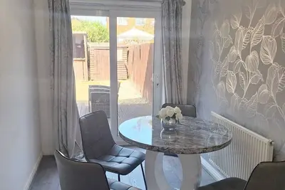Image de Spacious 3 Bedroom semi detached house w/ Ensuite & Downstairs Wc