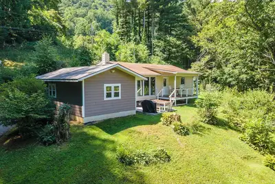 Image de Barnview Cottage~Mtn View & Fire Pit~ Grill, WiFi, Private~3 Mins to Burnsville