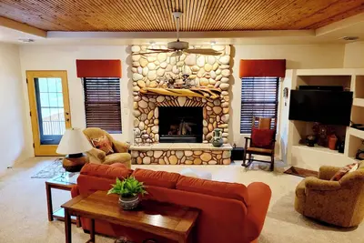 Image de Spacious 2 bedroom & office condo, minutes to hiking, biking and 3 golf courses.