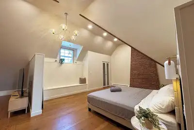Image de Entire 3, 000 sq ft Home + Huge Loft + Game Room!