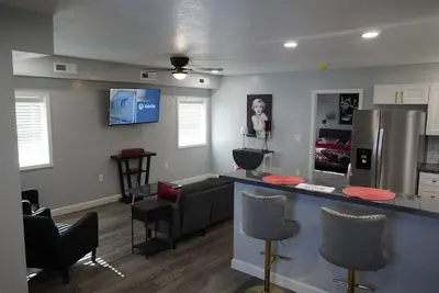 Image de Glamorous 1br/1. 5ba Apartment  – Modern Charm with a Touch of Old Hollywood Glam