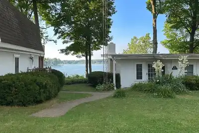 Image de Charming 4-bedroom with views of Paw Paw Lake. Sleeps up to 10.