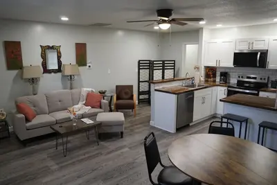 Image de Quaint 2br/2ba Apartment – Rustic Country Charm in the Heart of Downtown Fulton