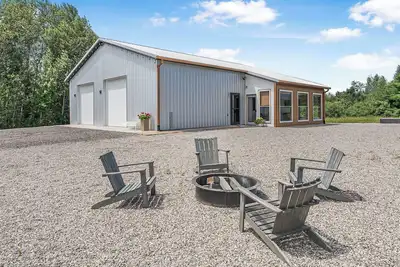 Image de 2 Bedroom Barndominium with loft, minutes away from charming Elk Rapids