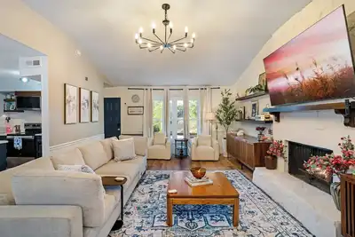 Image de Stylish 3br w/Ev charger, Firepit, workspace, fast wifi, vinyl, near downtown Macon