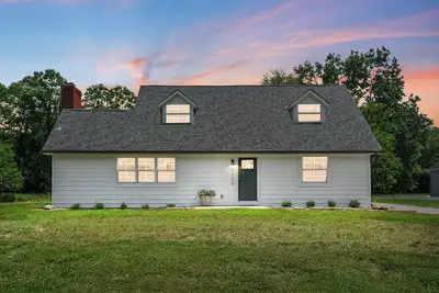 Image de Next to lake, 30 minutes to downtown Cincinnati, fire pit, grill, foosball.