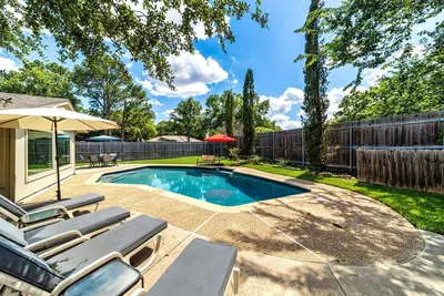 Image de Luxury Poolside Retreat in Dfw