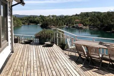 Image de Idyllic summer cabin directly on the fjord.