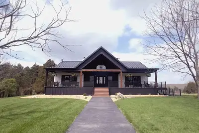 Image de Rustic charm meets modern comfort on 154 acres of Missouri countryside.