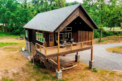 Image de Brand new River Cabin ready for floating swimming or fishing. Close to Skiing! !