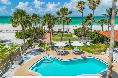 Image de Stylish Oceanfront Villa With Pool + Lanai, Steps From Beach | Hosts 6