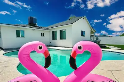 Image de New Phx Pool Home with Deep End + Central Location! Sleeps up to 8 guests.