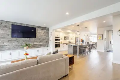 Image de Luxe Townhouse with Fire Pit & Pool Access Micron