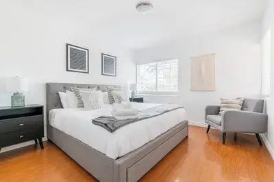Image de Central ~ Spacious & Modern ~3br