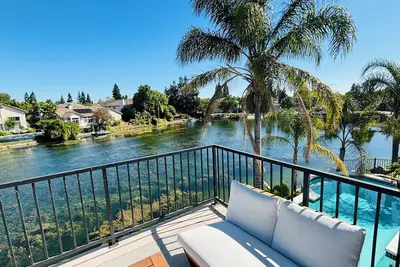 Image de Experience Serenity: Luxe 4bdr Lake House+25’ Pool