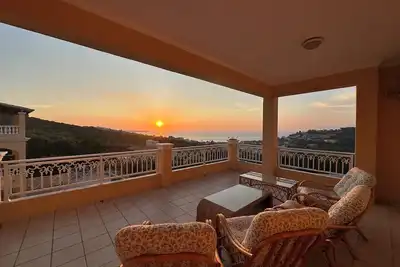 Image de Couchers de soleil, très grande piscine, ultra confort villa