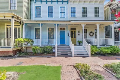 Image de Near downtown, walkable to restaurants and shops, off street parking! Minutes from parks and river street. close to the historical district