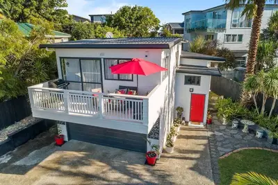 Image de Sunny Coastal Escape with Deck, Privacy & Walk to Long Bay Beach