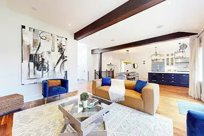 Image de Luxury 6 Bedroom Bungalow with Game Room [Located near Keele & Lawrence]