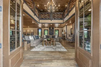 Image de Smoky Mtn Ultra Luxury Cabin, 8Bsleeps26, Waterpark, IndoorPool, Ps5, Pool Table