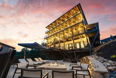 Image de Smoky Mtn Ultra Luxury Cabin, 8Bsleeps26, IndoorPool, Pool Table, Ps5, Waterpark